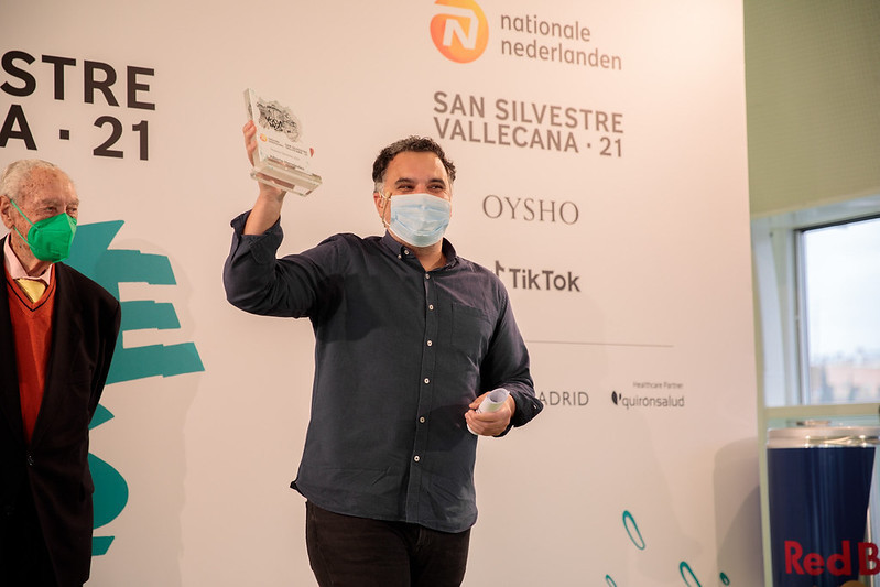 Antonio Sabugueiro junto a Alberto Hernndez con su premio 'Silvestres del Ao'