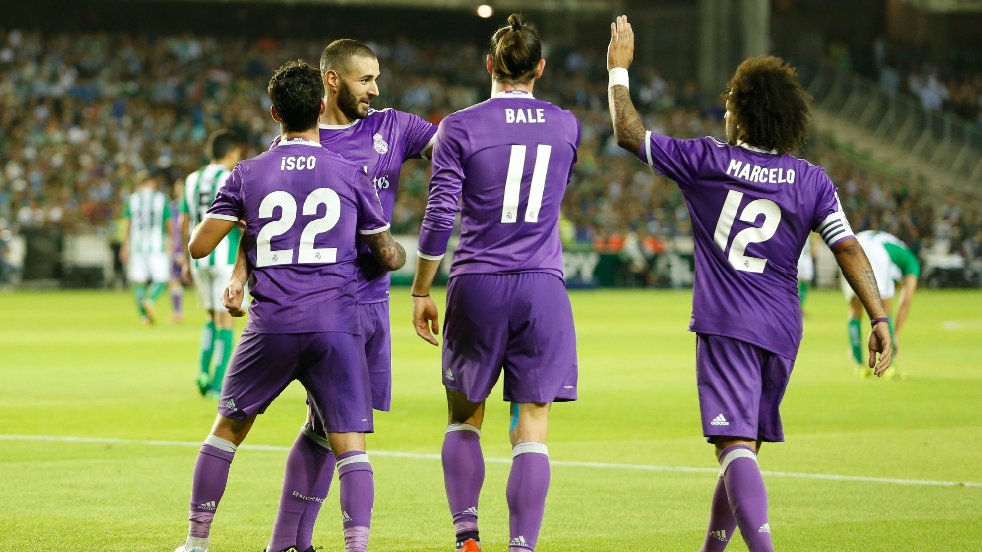 Isco, Bale y Marcelo celebrando un gol con Benzema.