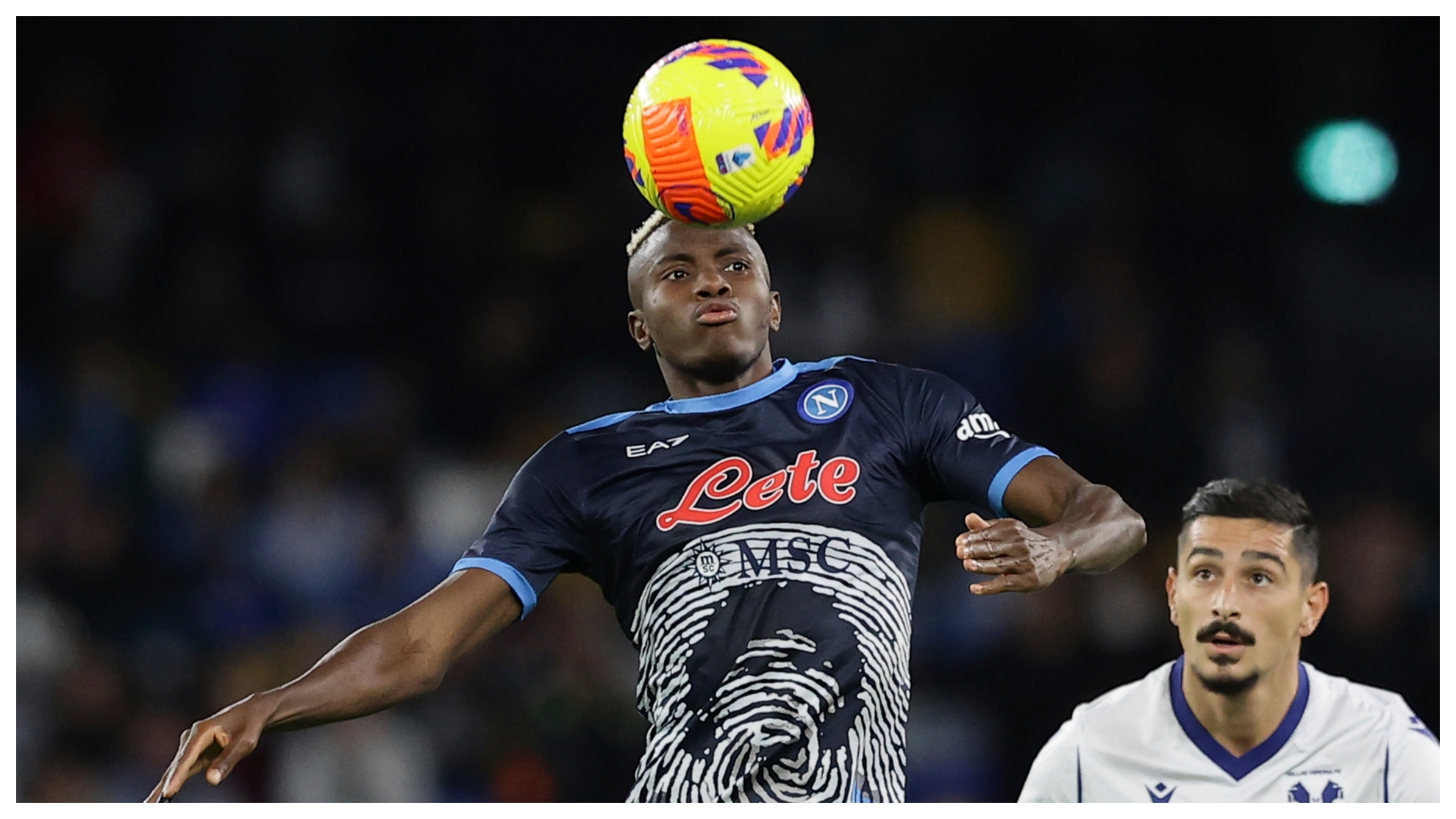 Osimhen trata de controlar un balón en un partido de Liga con el Nápoles.
