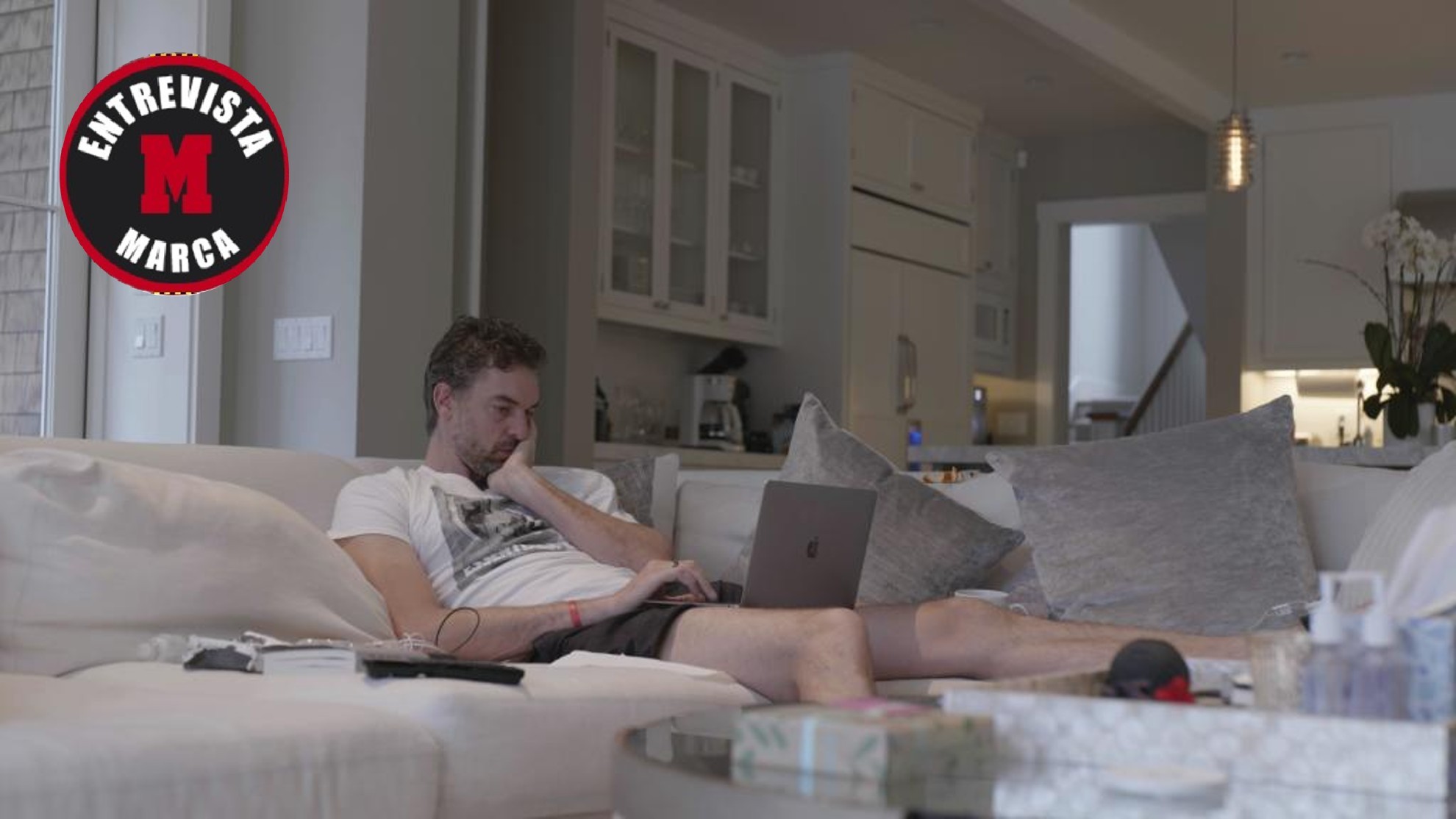 Pau Gasol, revisando su correo electrónico en su casa en un momento de su documental.