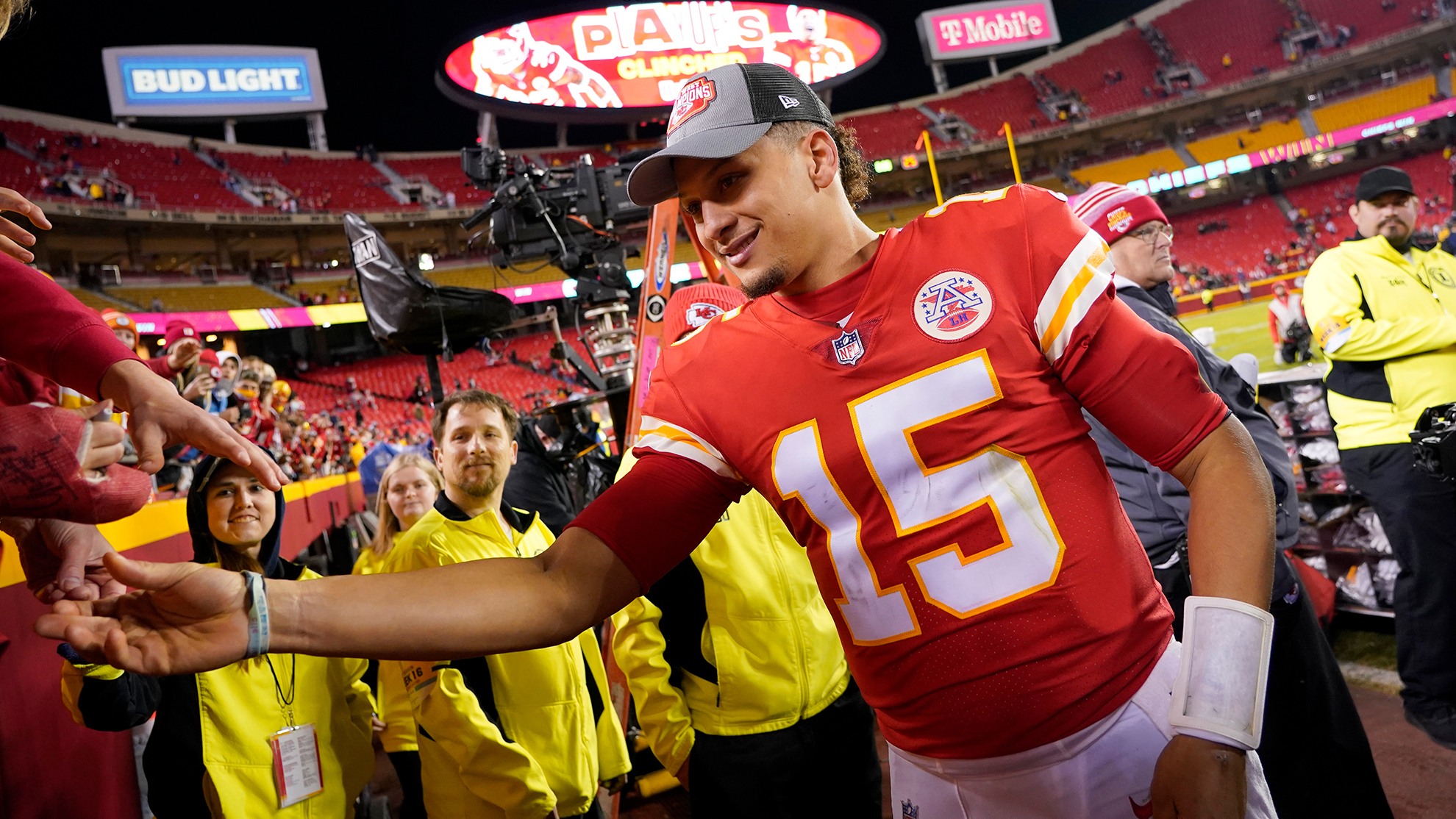 Patrick Mahomes gives Trevon Diggs' son a Chiefs jersey for