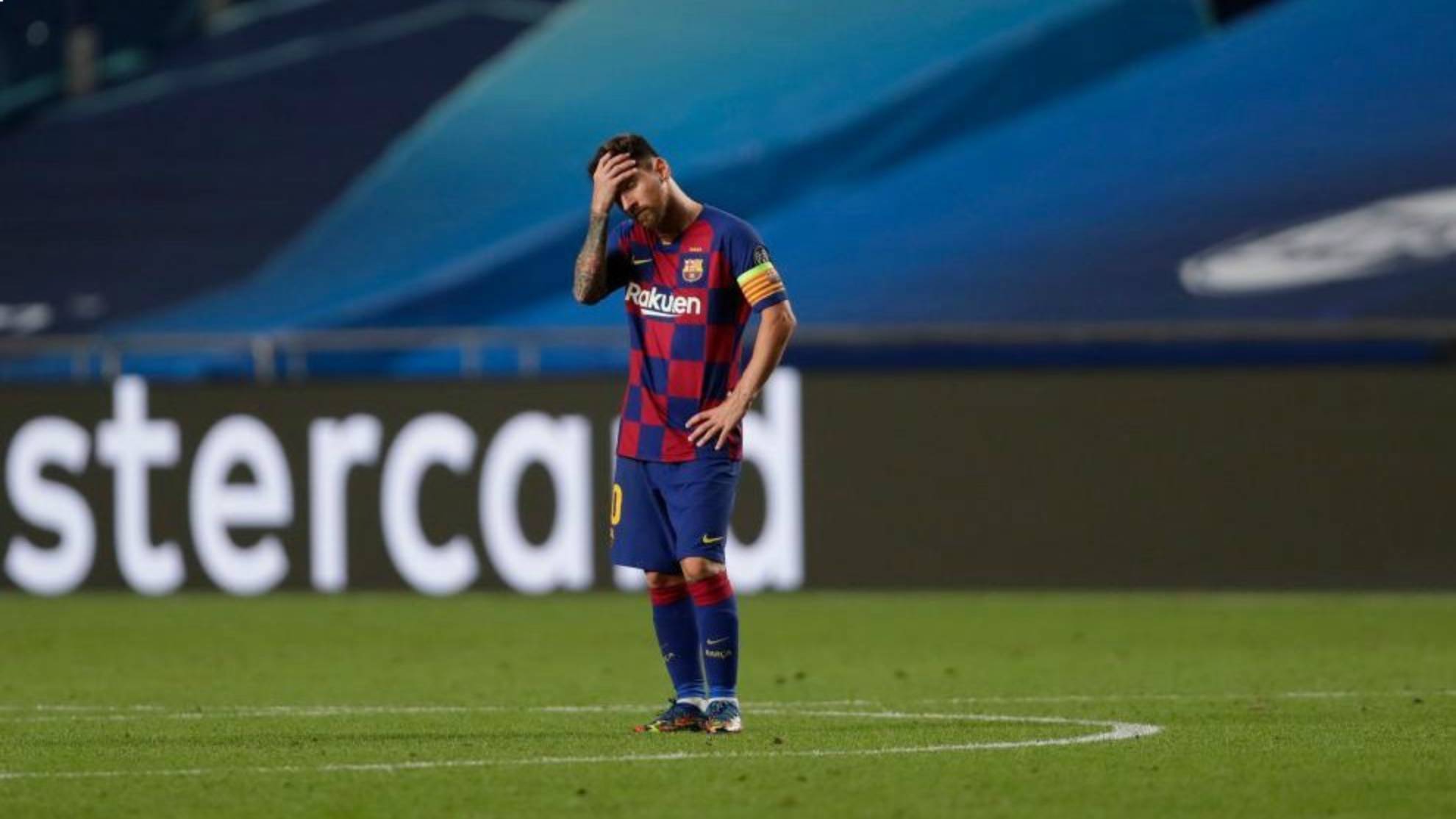 Messi se lamenta durante un partido con el Bara.