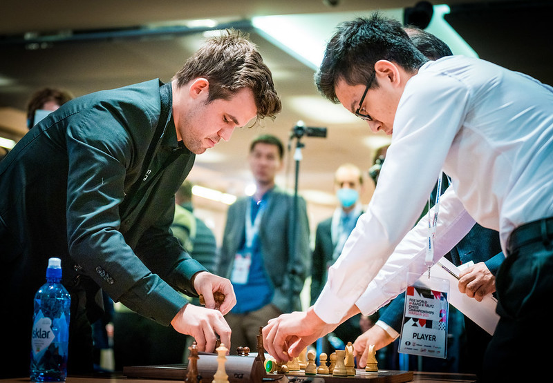 Carlsen y Abdusattorov.