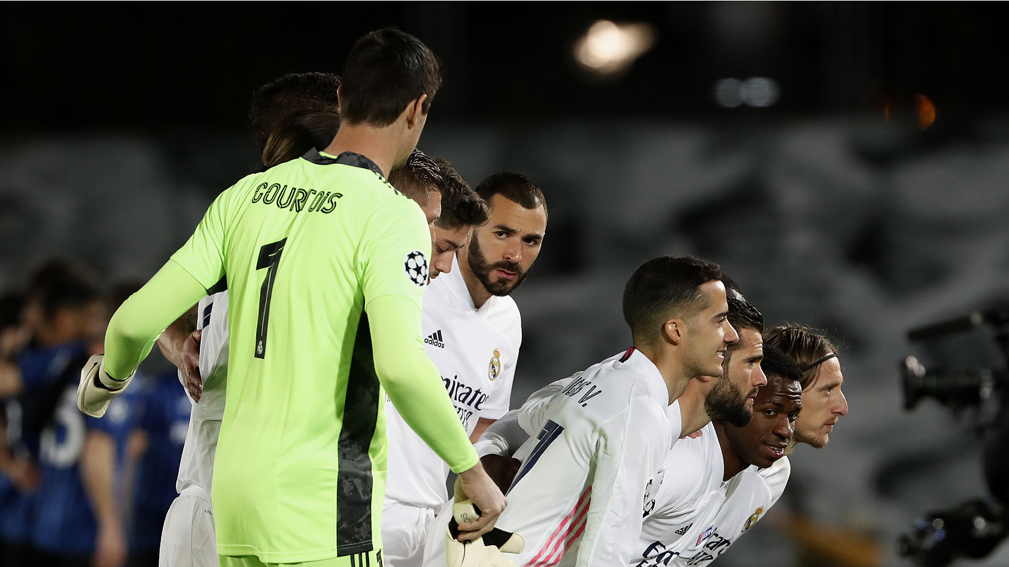 Courtois y Benzema, durante la formación de un once del Real Madrid para la foto esta temporada.