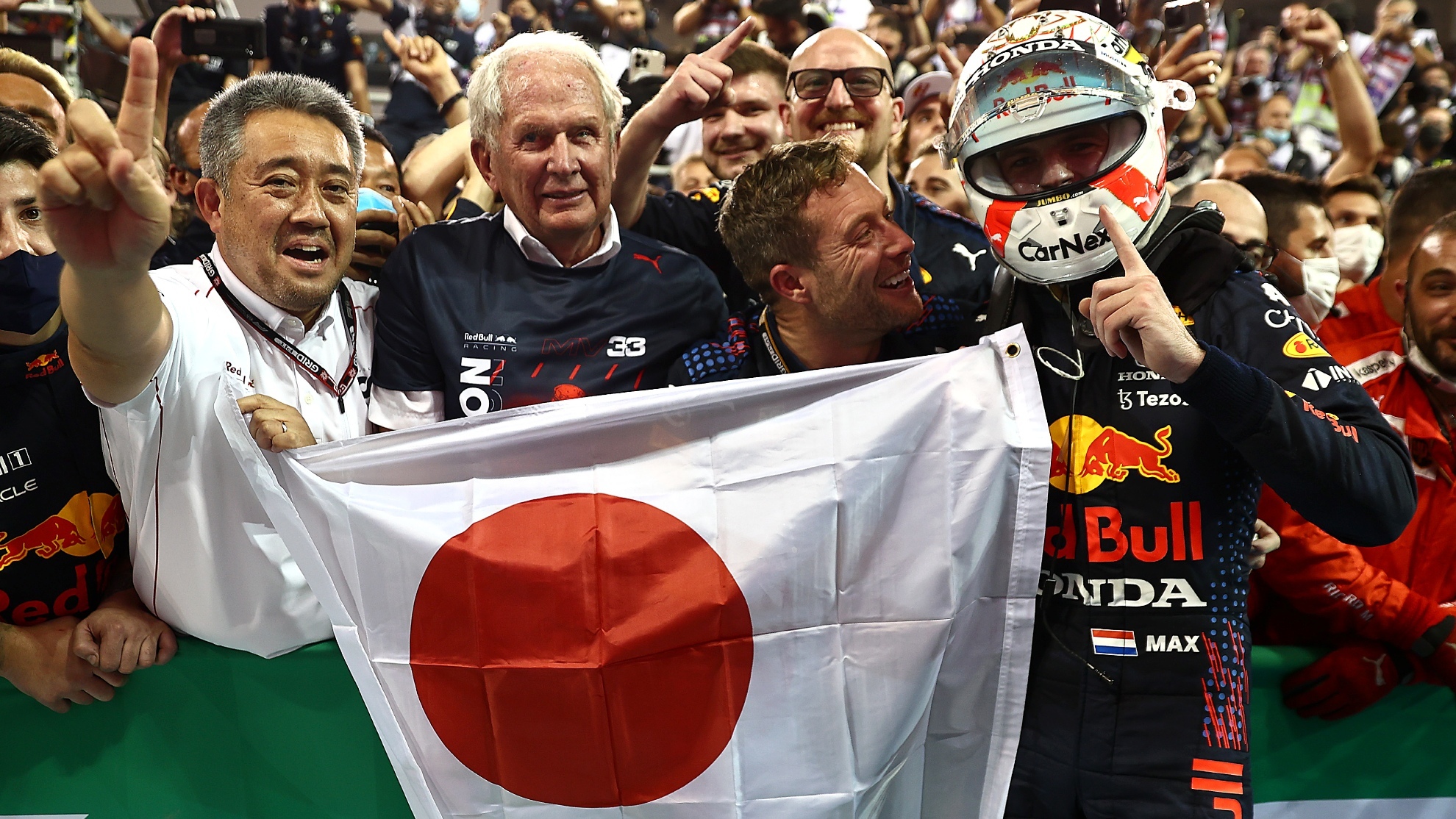 Marko y Verstappen lucen la bandera de Japón con Masashi Yamamoto.