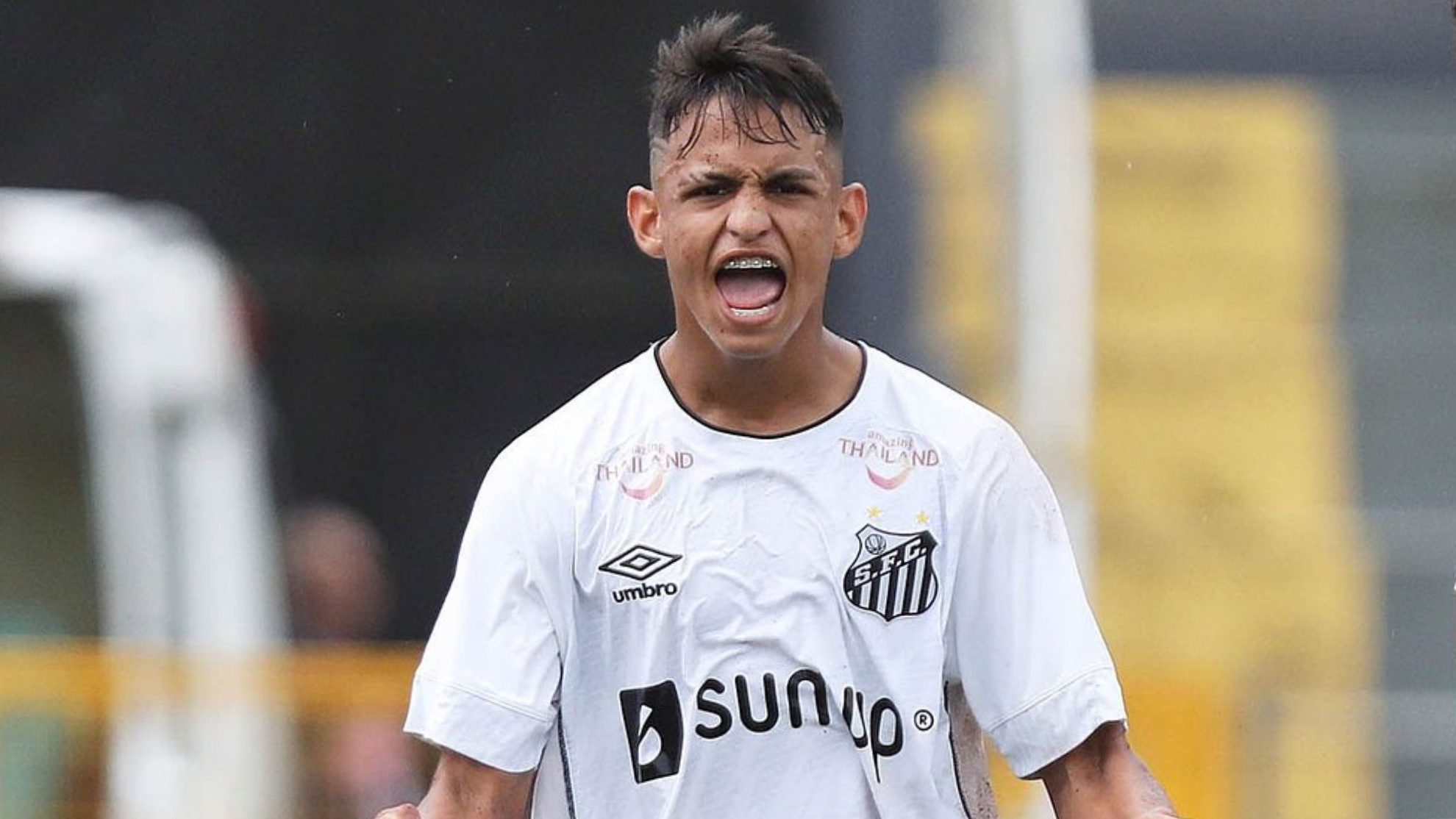 Weslley Patati celebra un gol con el Santos