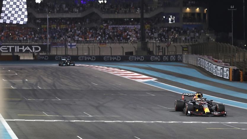 Verstappen, cruzando primero pro delante de Hamilton en el GP de Abu Dabi 2021.