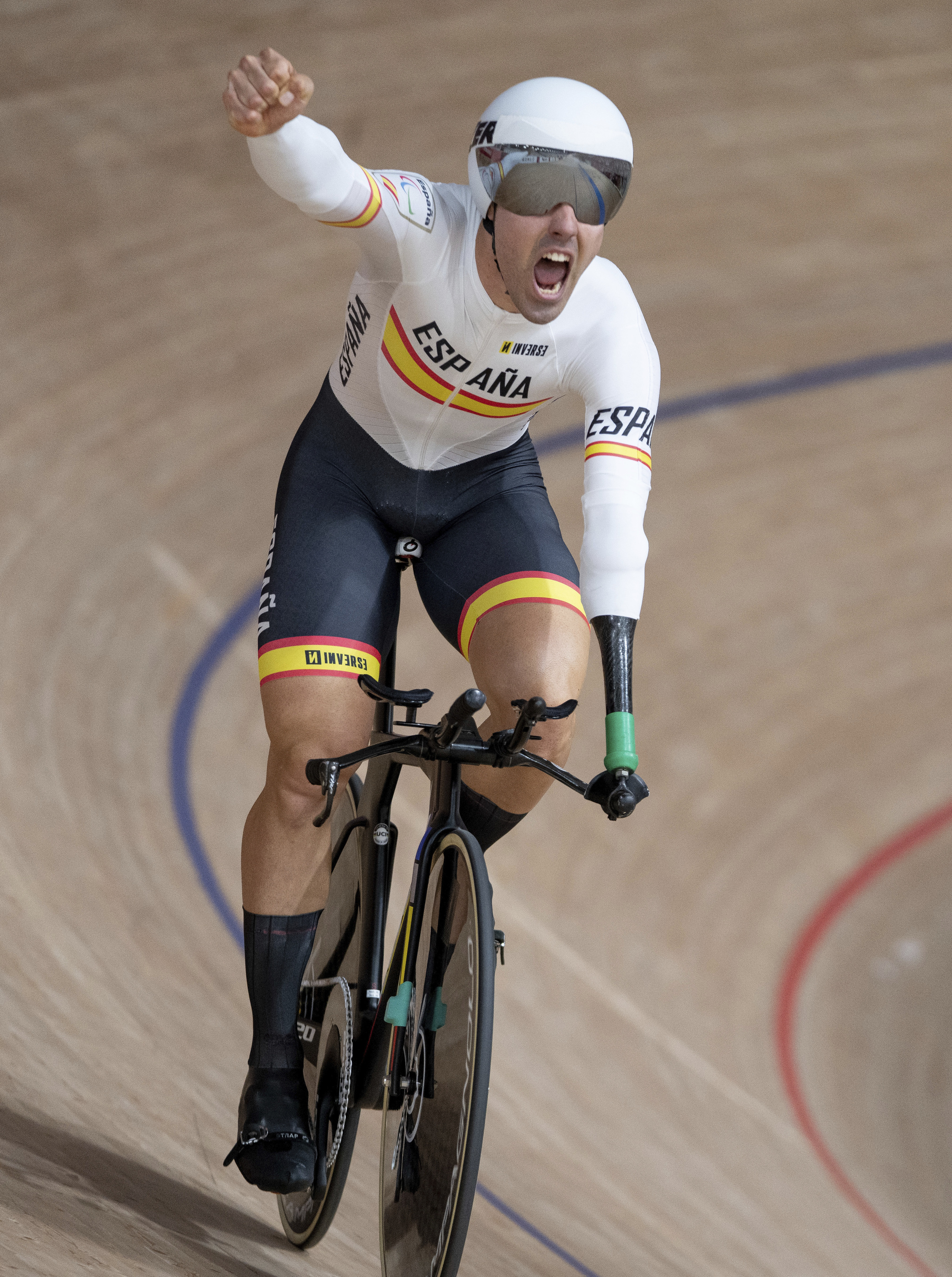 Alfonso Cabello celebra el oro el el kilómetro y el récord mundial.
