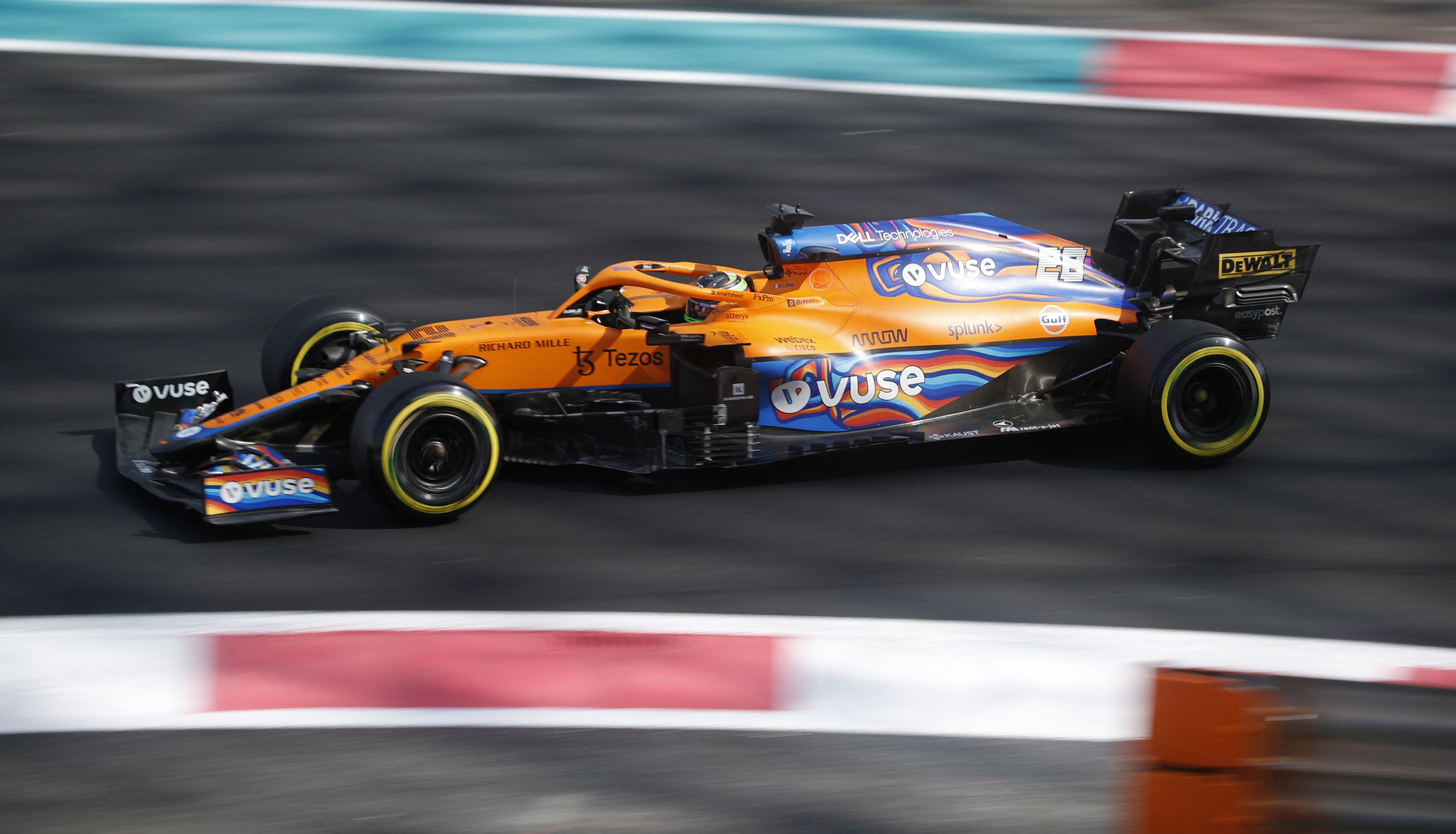 Auto de McLaren durante unas prácticas libres