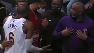 ¿Tensión en los Lakers? Acalorada discusión entre LeBron y el técnico asistente Phil Handy