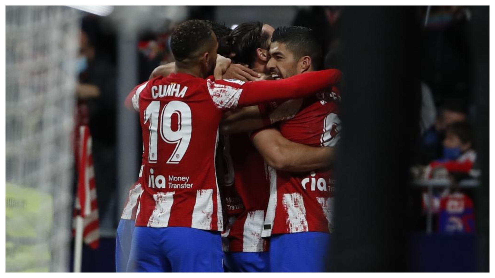Suárez y Cunha celebran un gol del Atlético ante Osasuna.