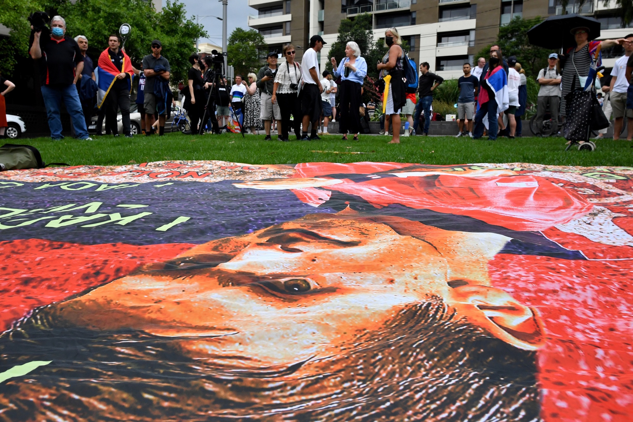 Una enorme pancarta con la cara de Djokovic y un grupo de seguidores a las puertas del hotel.