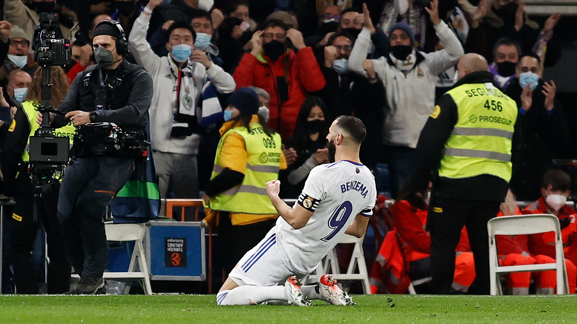 Benzema celebra un gol con el Madrid en Champions