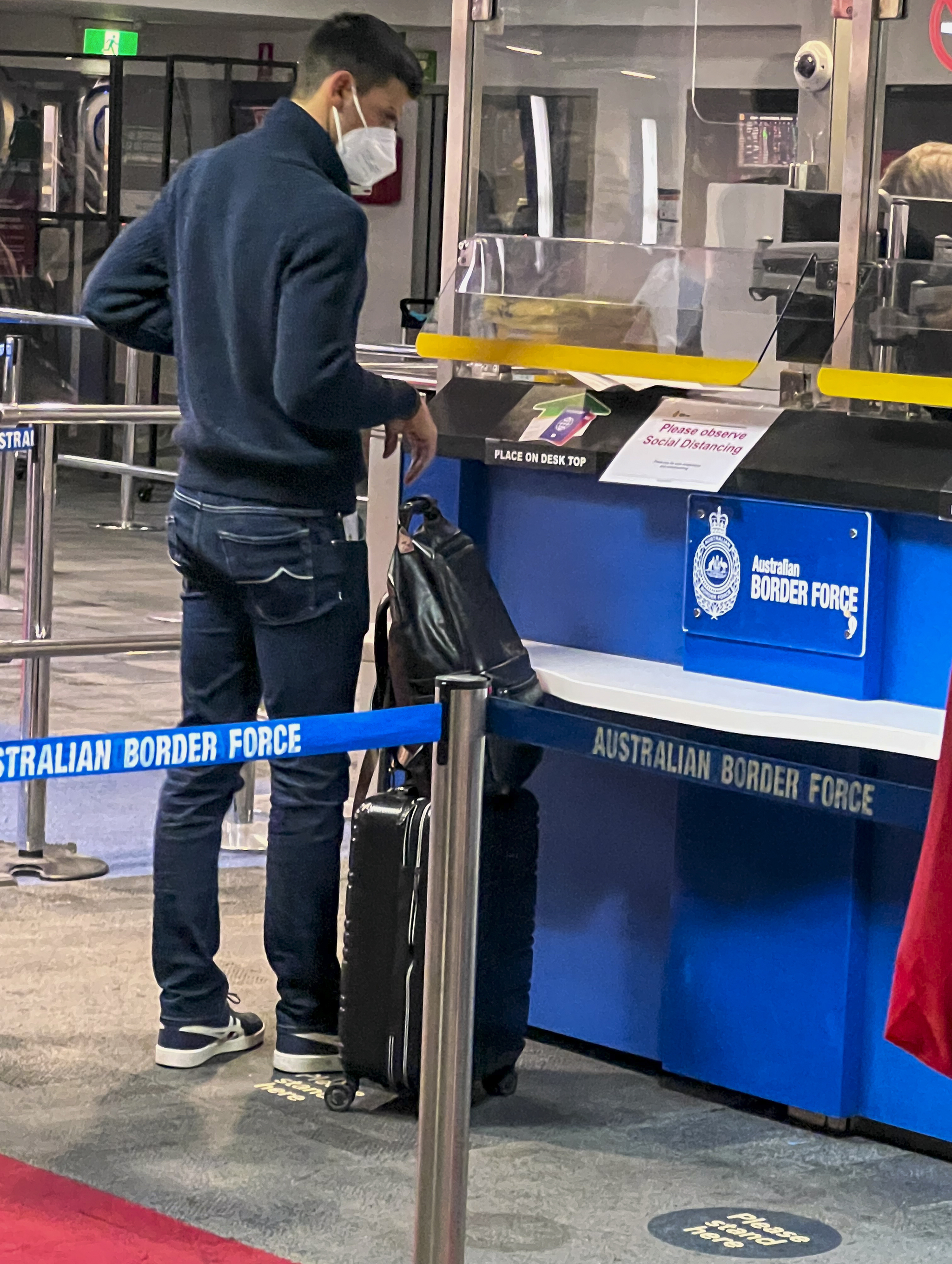 Djokovic, en un control de fronteras en el aeropuerto de Melbourne.