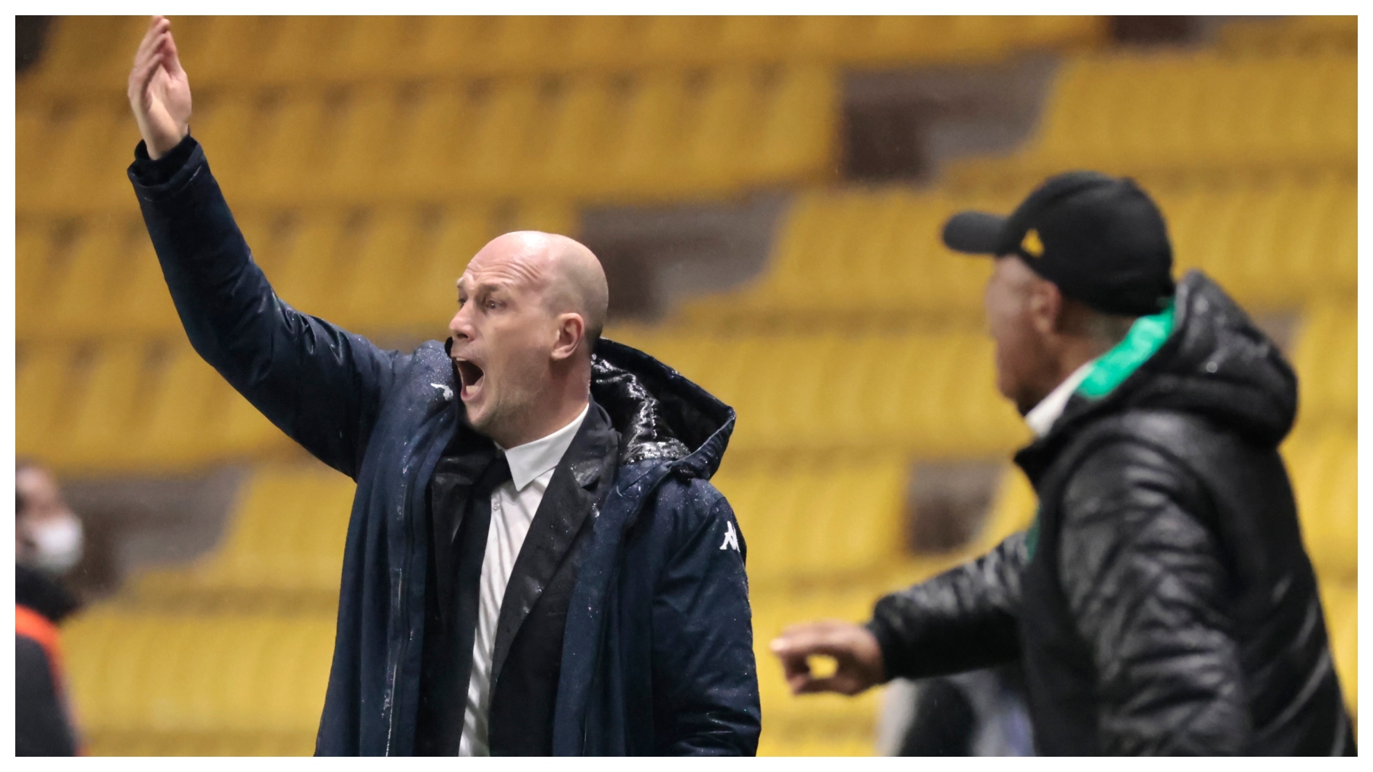Philippe Clement da instrucciones durante el partido contra el Nantes.