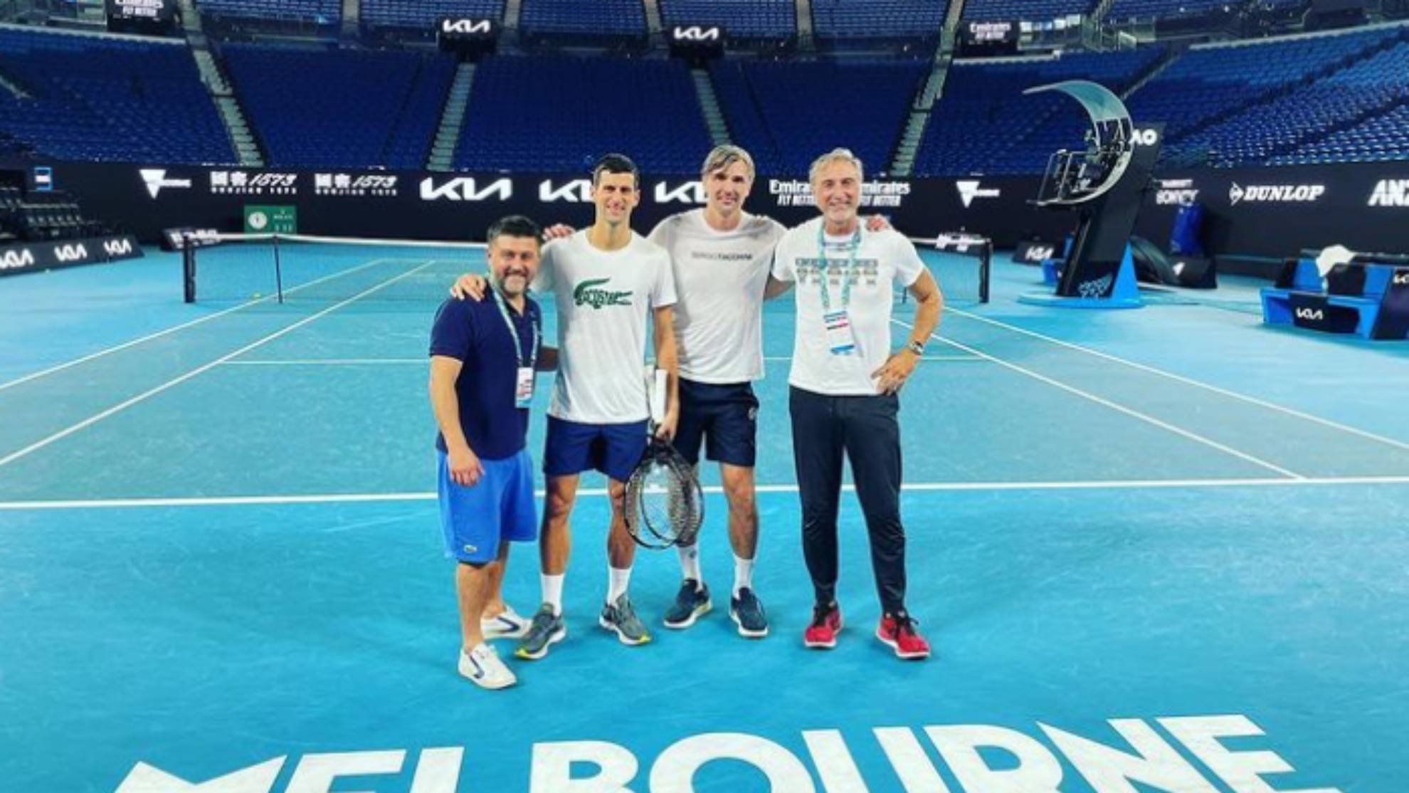 Novak Djokovic pos sonriente en el Melbourne Park