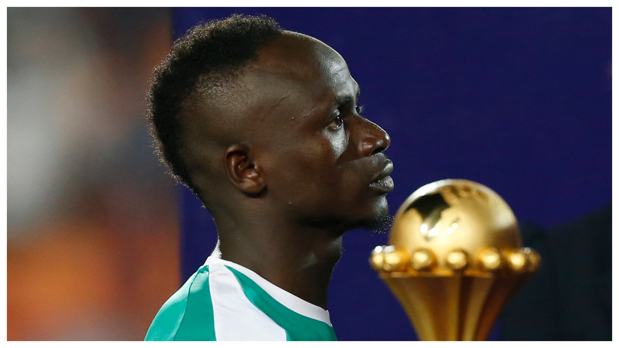 Sadio Mané posa con la Copa África de fondo tras perder la final de 2019.