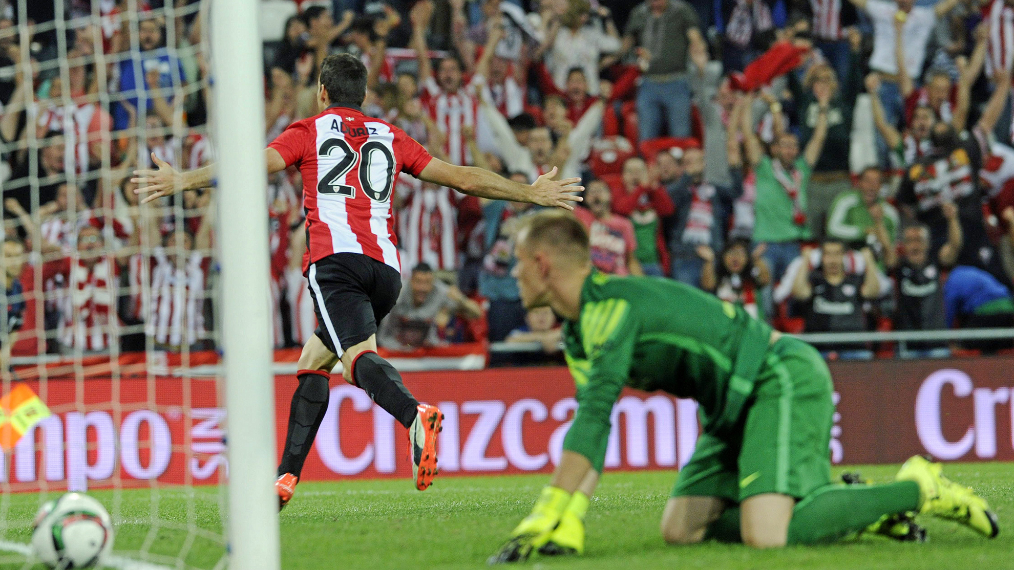 Aduriz celebra uno de sus cuatro goles de la final de 2015 para hacer campeón al Athletic.