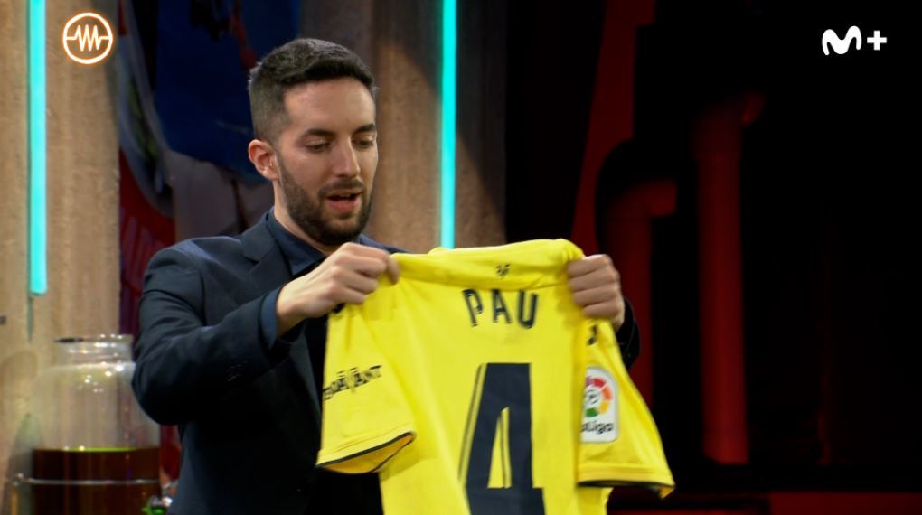 David Broncano, con la camiseta del Villarreal de Pau Torres que le regal el jugador /