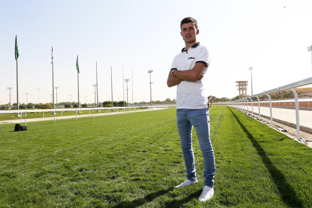 Ricardo Sousa, en la pista de verde del hipódromo King Abdulaziz.