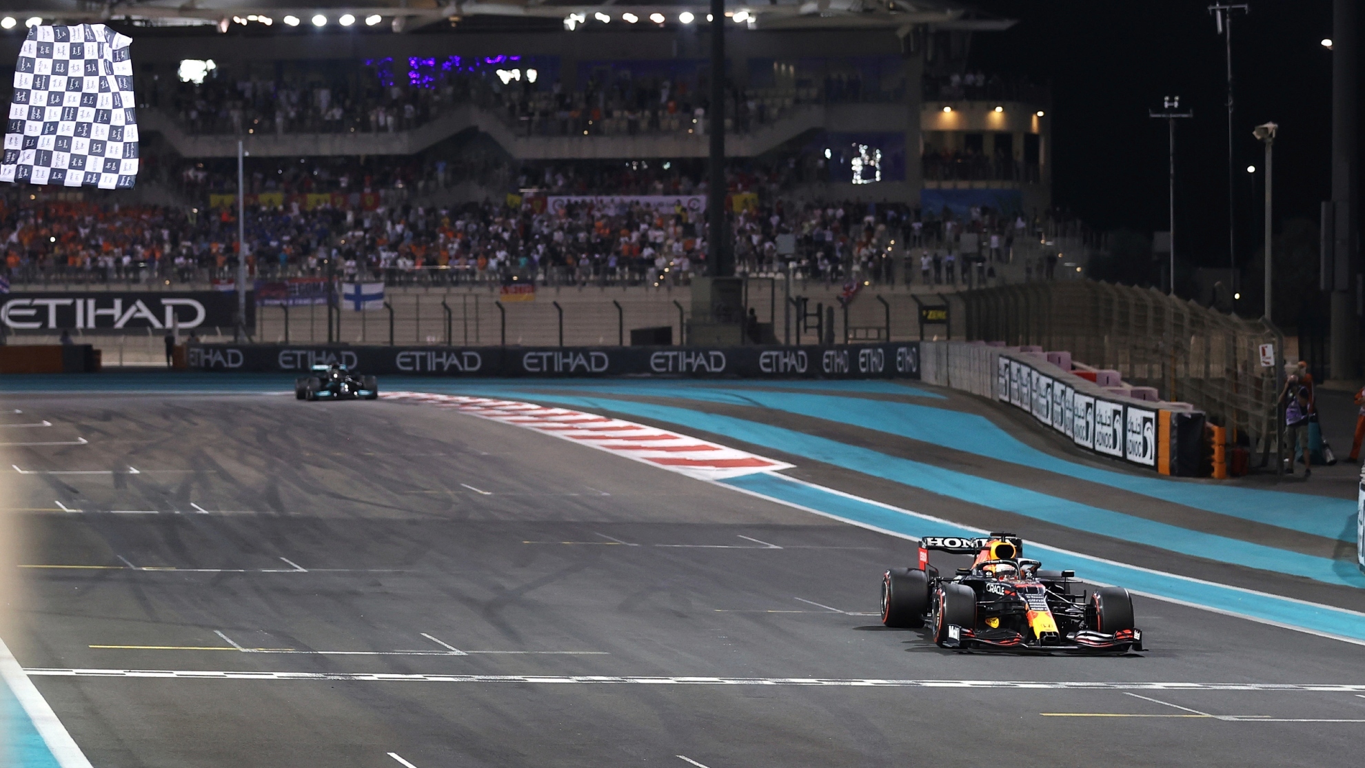 Verstappen, por delante de Hamilton, cruza la línea de meta en Abu Dabi.