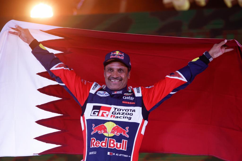 Nasser Al-Attiyah, celebrando su victoria en el Dakar 2022.