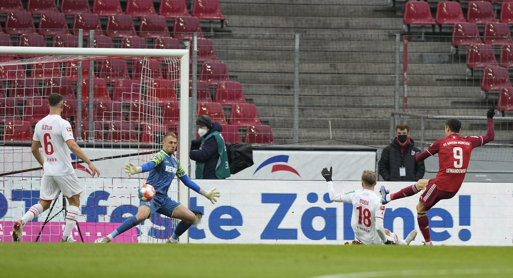 Lewandowski marca el primer tanto ante el Colonia