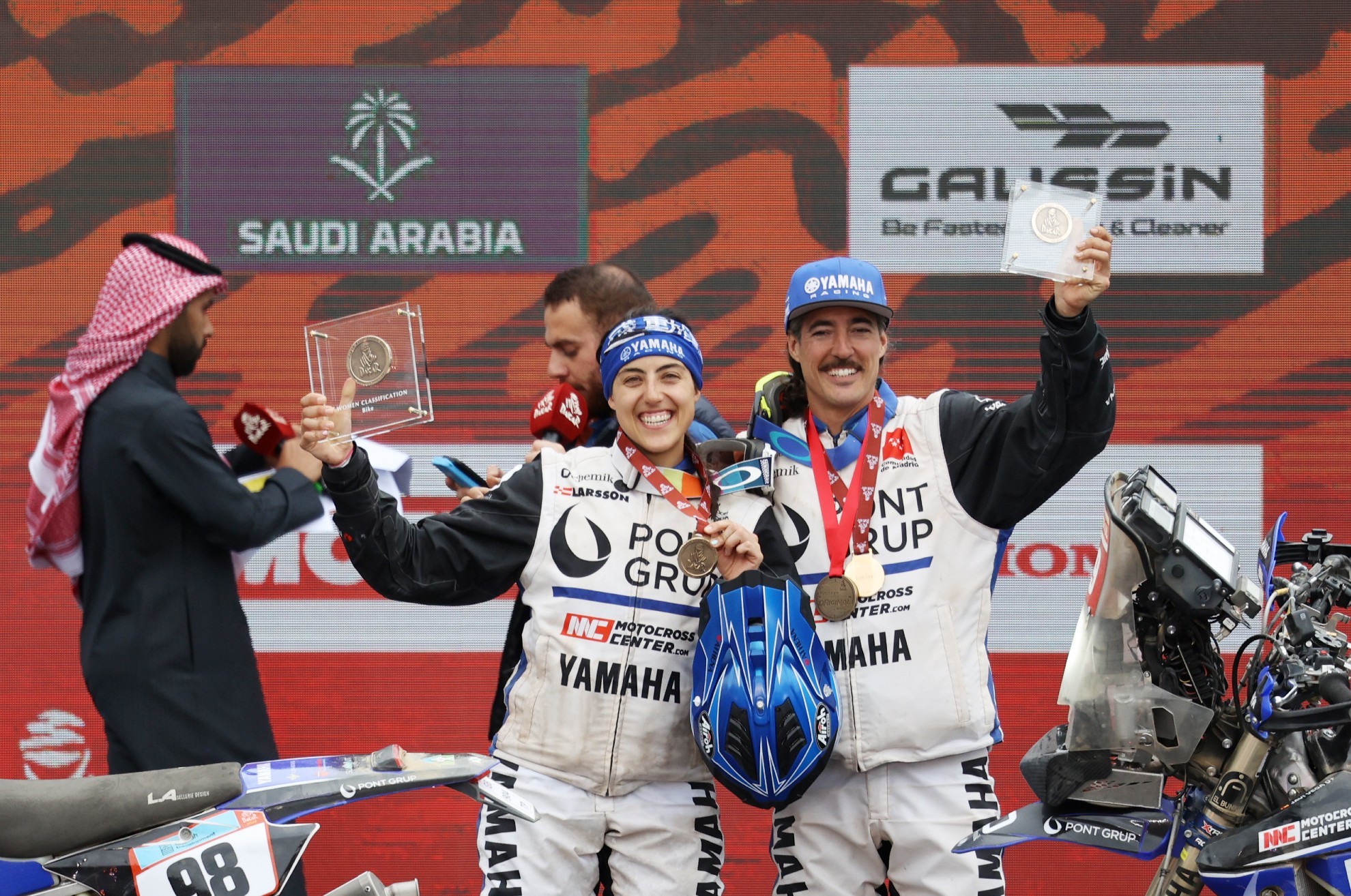 Sara Garcia - Javi Vega - motos - Dakar 2022 - podio - original by motul