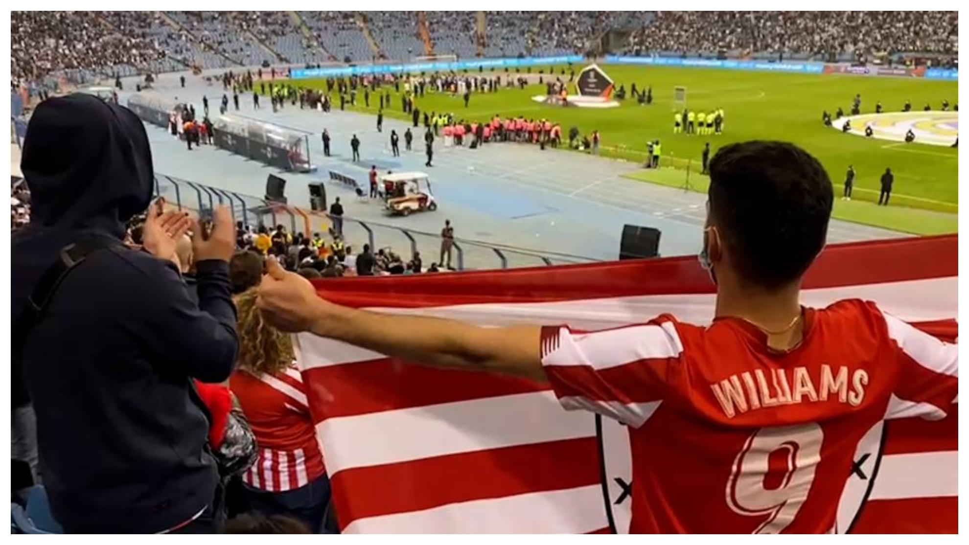 Un aficionado del Athletid sostiene una bandera durante la final con la camiseta de Iñaki Williams