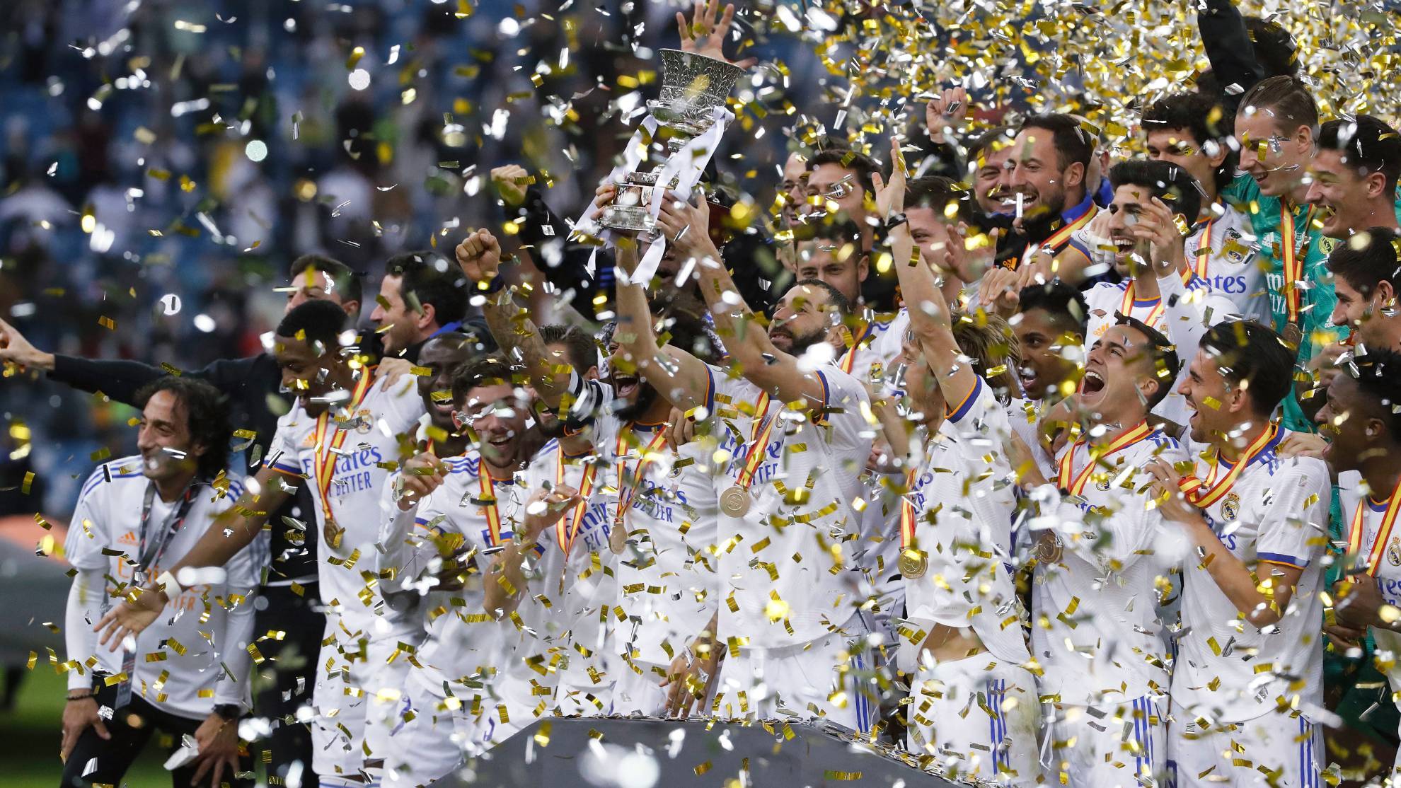 La plantilla del Real Madrid celebra el título de la Supercopa conquistado ante el Athletic
