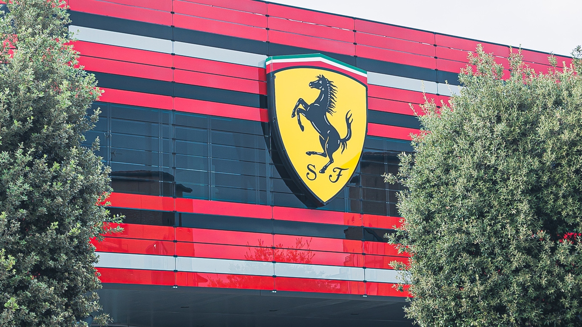 El logo de Ferrari con el Cavallino Rampante.