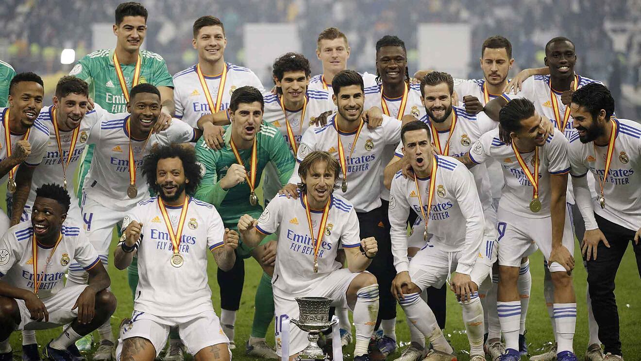 Los jugadores del Real Madrid, con la Supercopa.