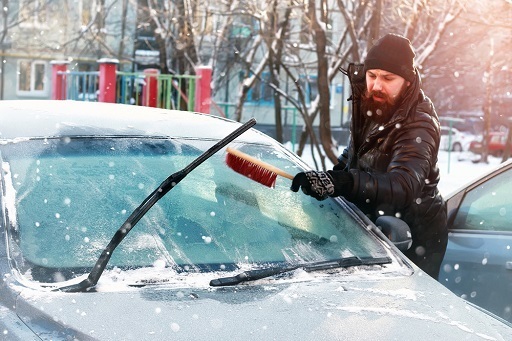 Cómo eliminar el hielo del parabrisas del coche