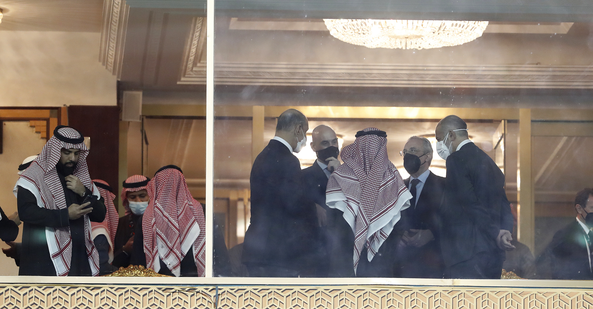 El presidente Elizegi participa en una conversación con Rubiales y Florentino Pérez, entre otros, en el palco de Riad.