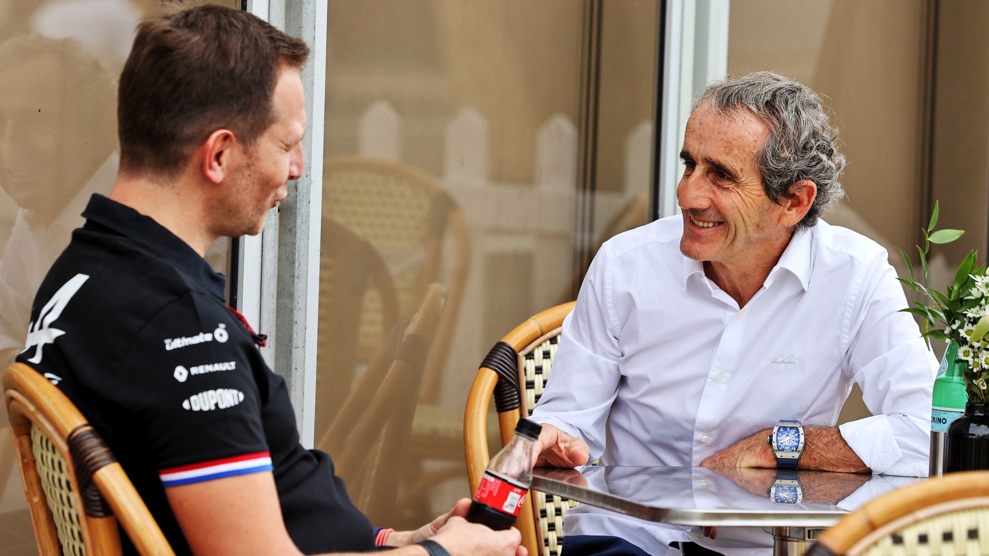 Alain Prost habla con Laurent Rossi.