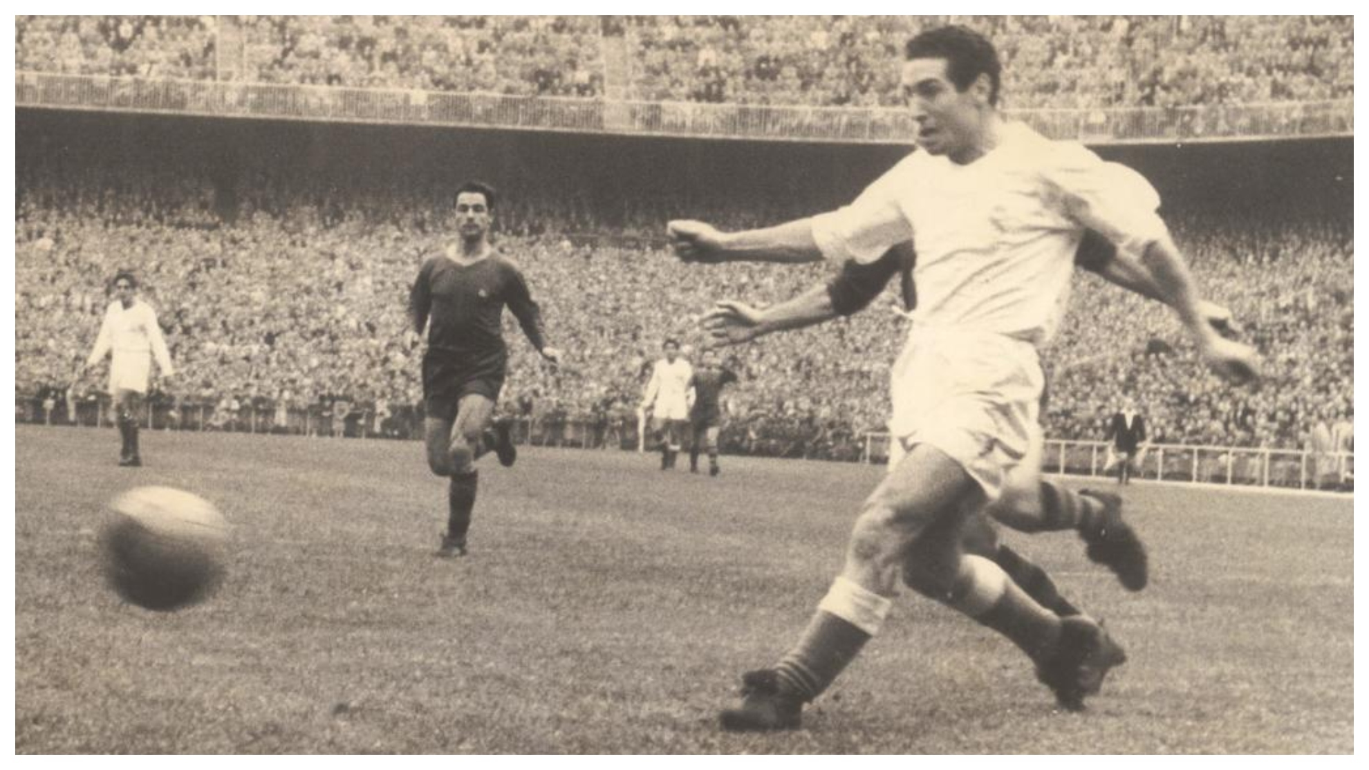 Paco Gento realiza un centro en un partido ante el Bara a finales de 1954.