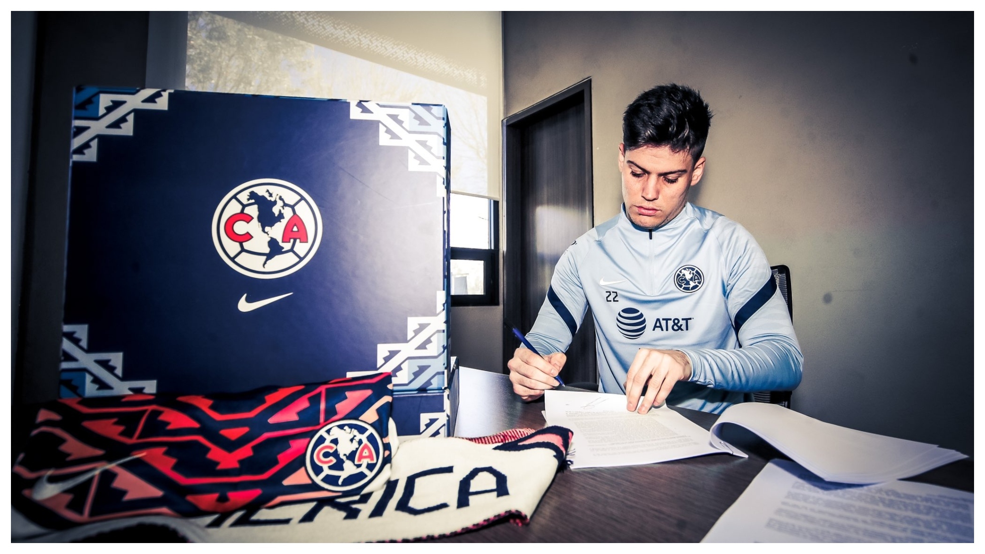 Jorge Meré firma su nuevo contrato.