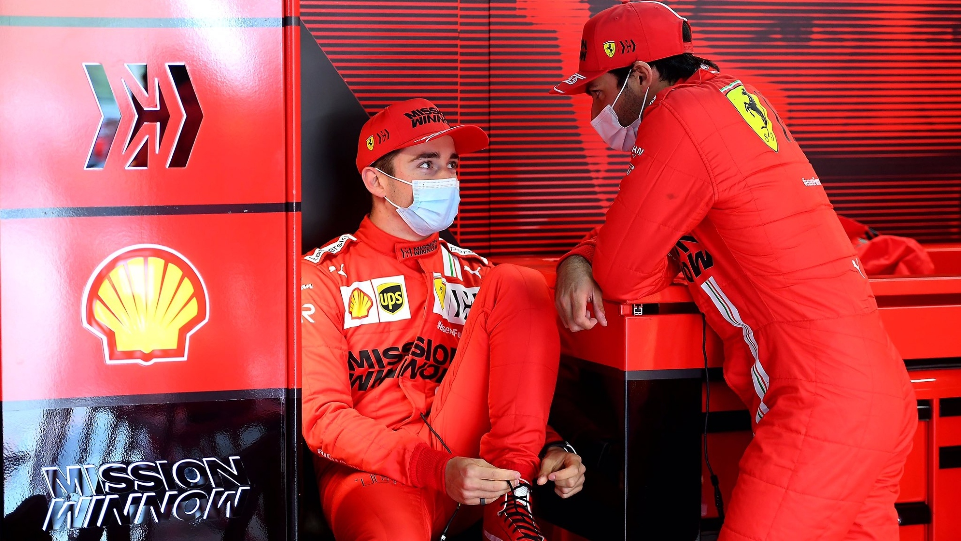 Sainz habla con Leclerc.