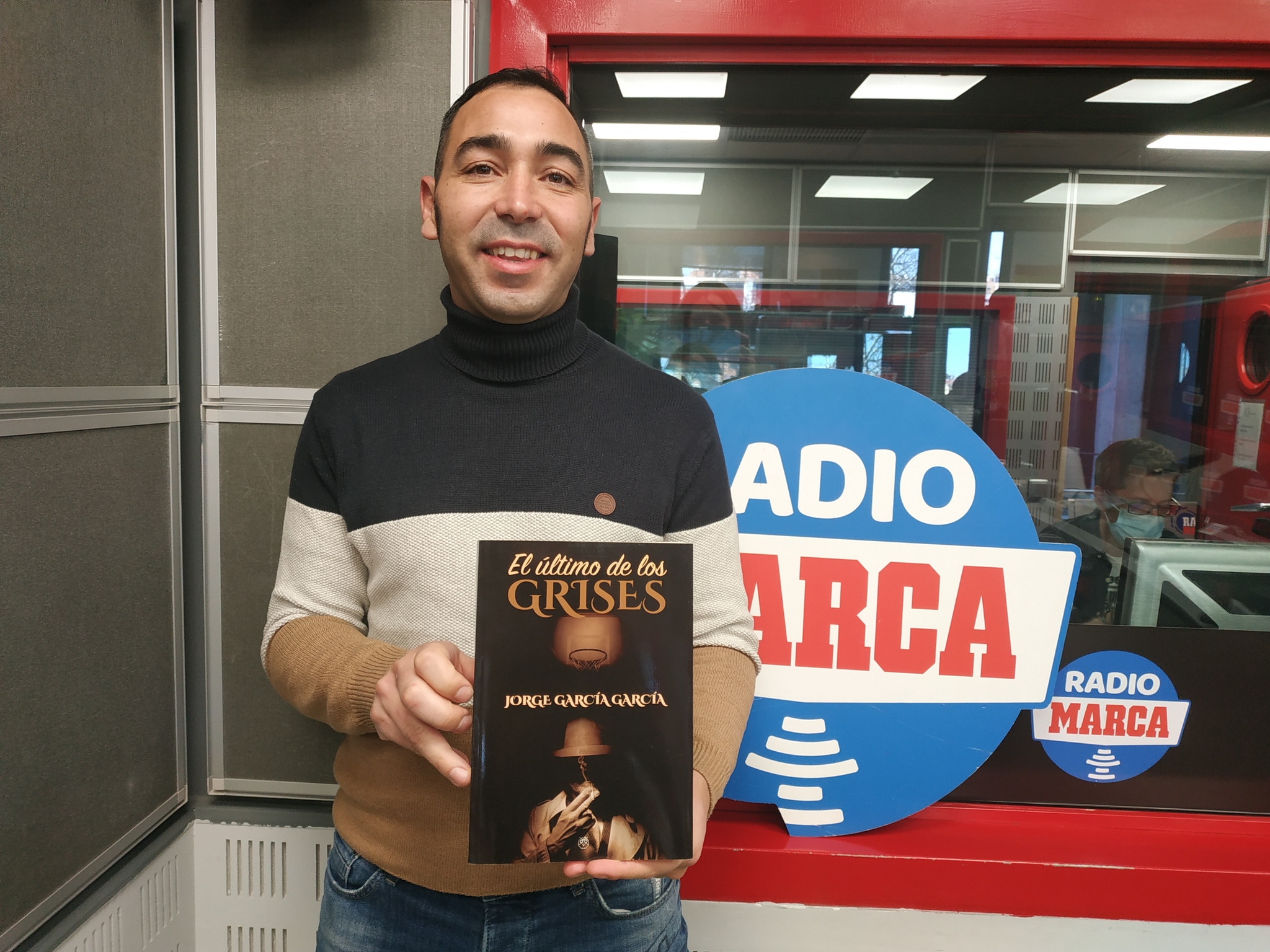 Jorge Garca presentando su novela en los estudios de Radio MARCA