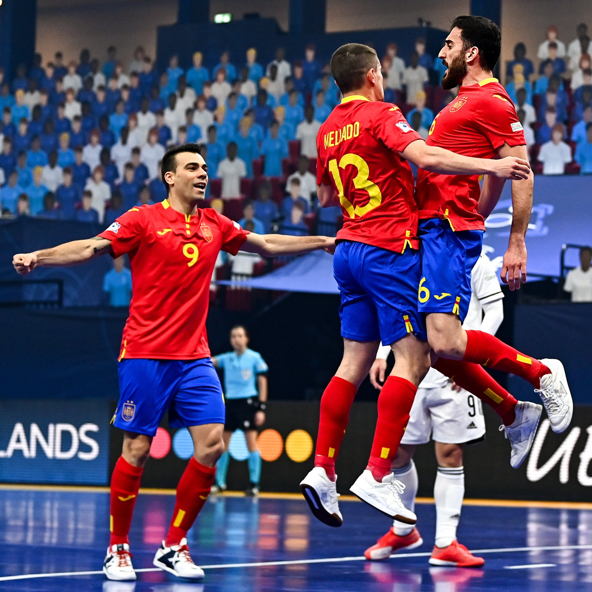 Ral Gmez y Seegio Lozano celebran un gol