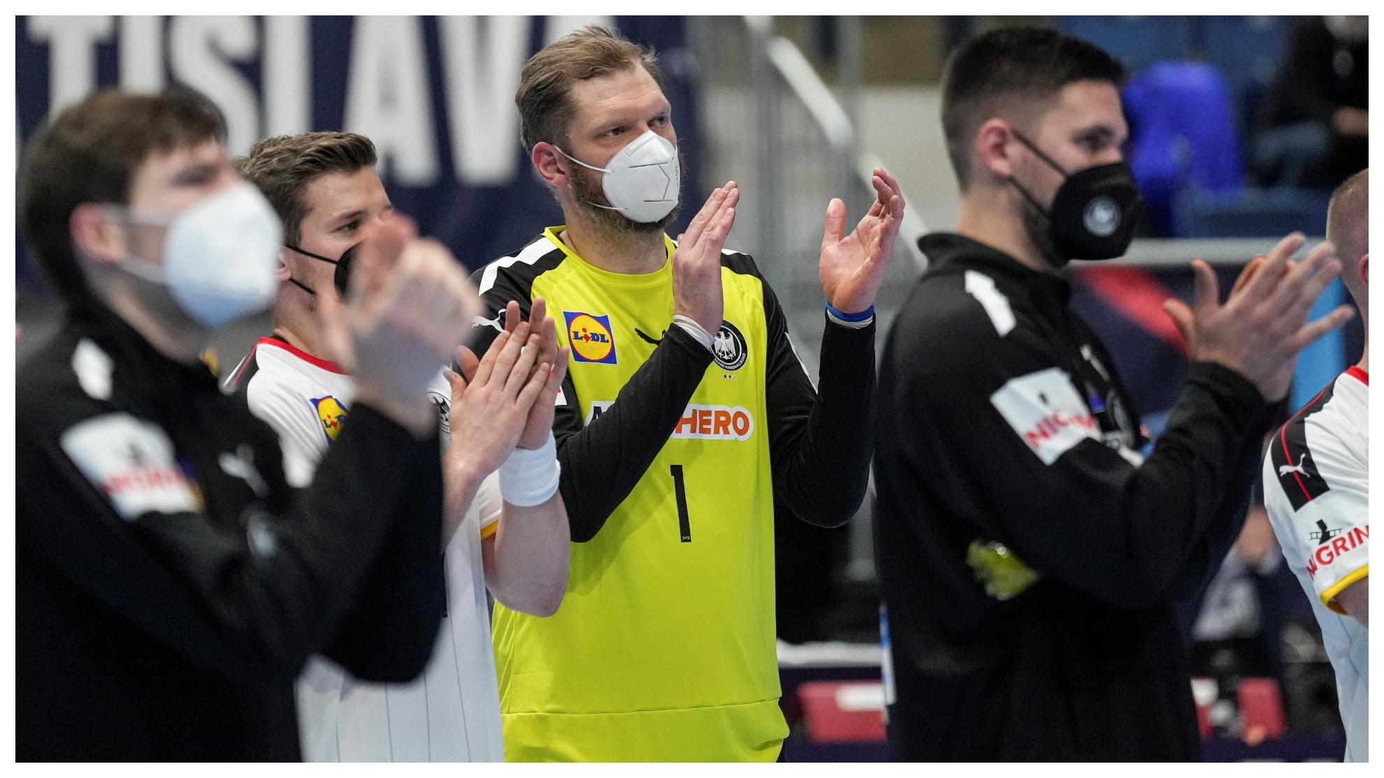 Los jugadores de Alemania, protegidos con mascarillas en el banquillo /