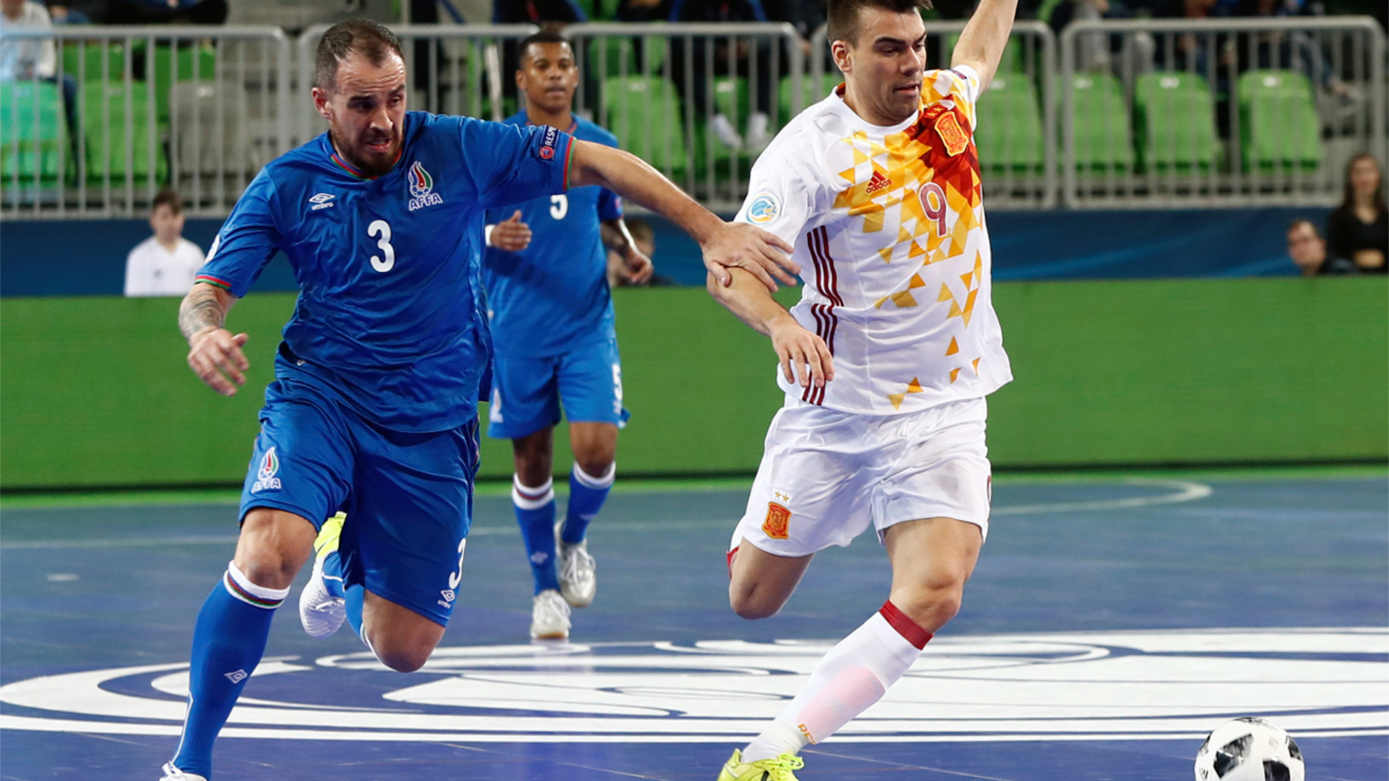 Sergio Lozano disputa un balón con el azerbaiyano Bolinha en el Europeo 2018