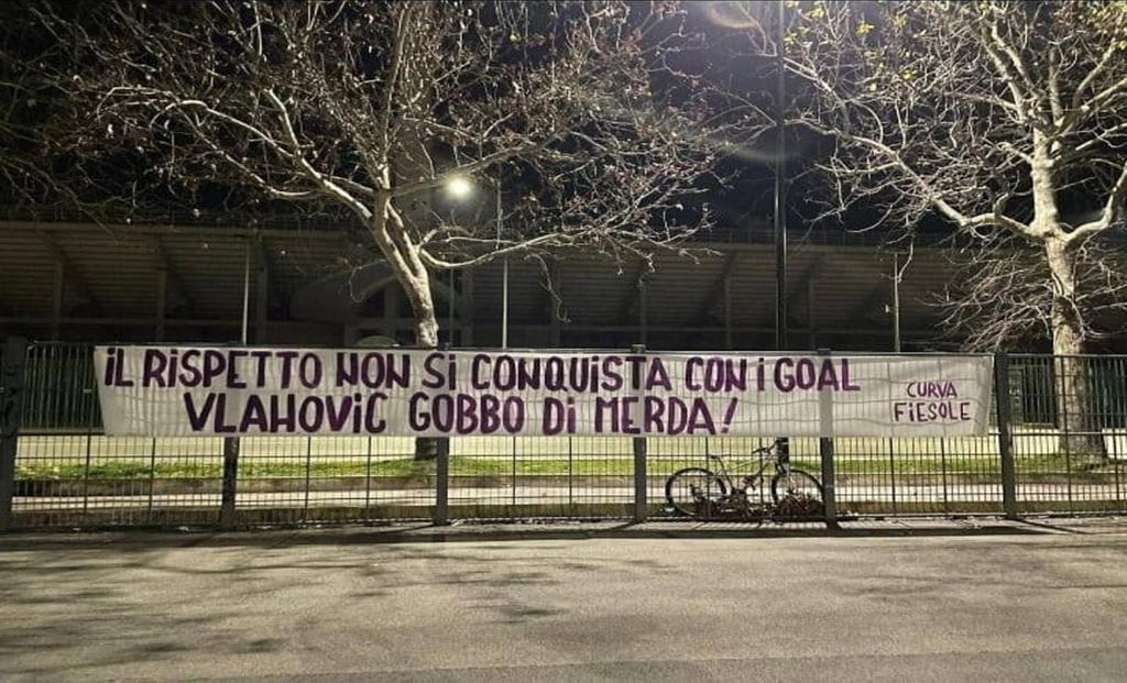 Las intolerables pancartas de aficionados de la Fiorentina contra Vlahovic: "Gitano, ests acabado"