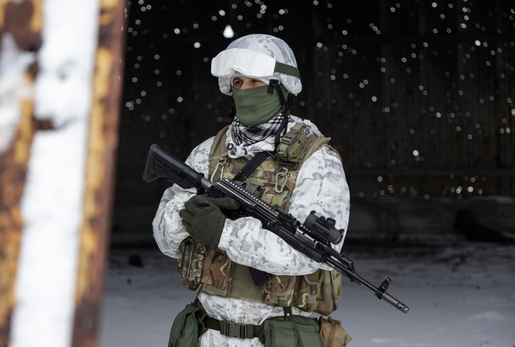 Soldado ucraniano de guardia en la línea del frente con las milicias prorrusas