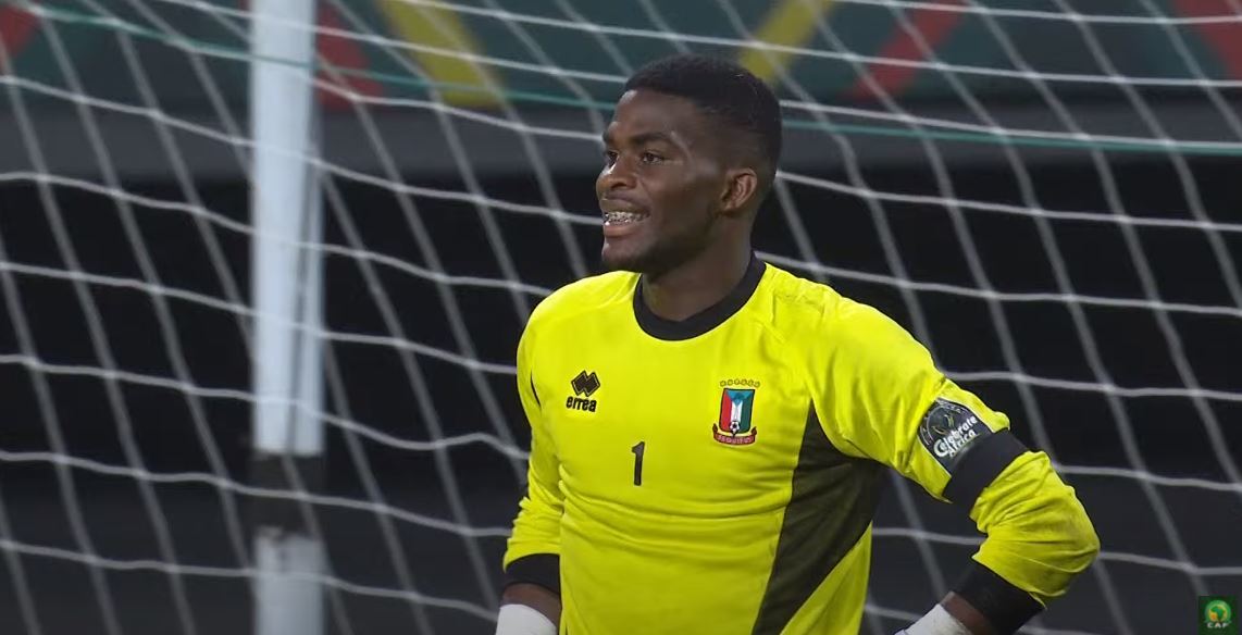 Jesús Owono, portero de Guinea Ecuatorial, durante la tanda de penaltis