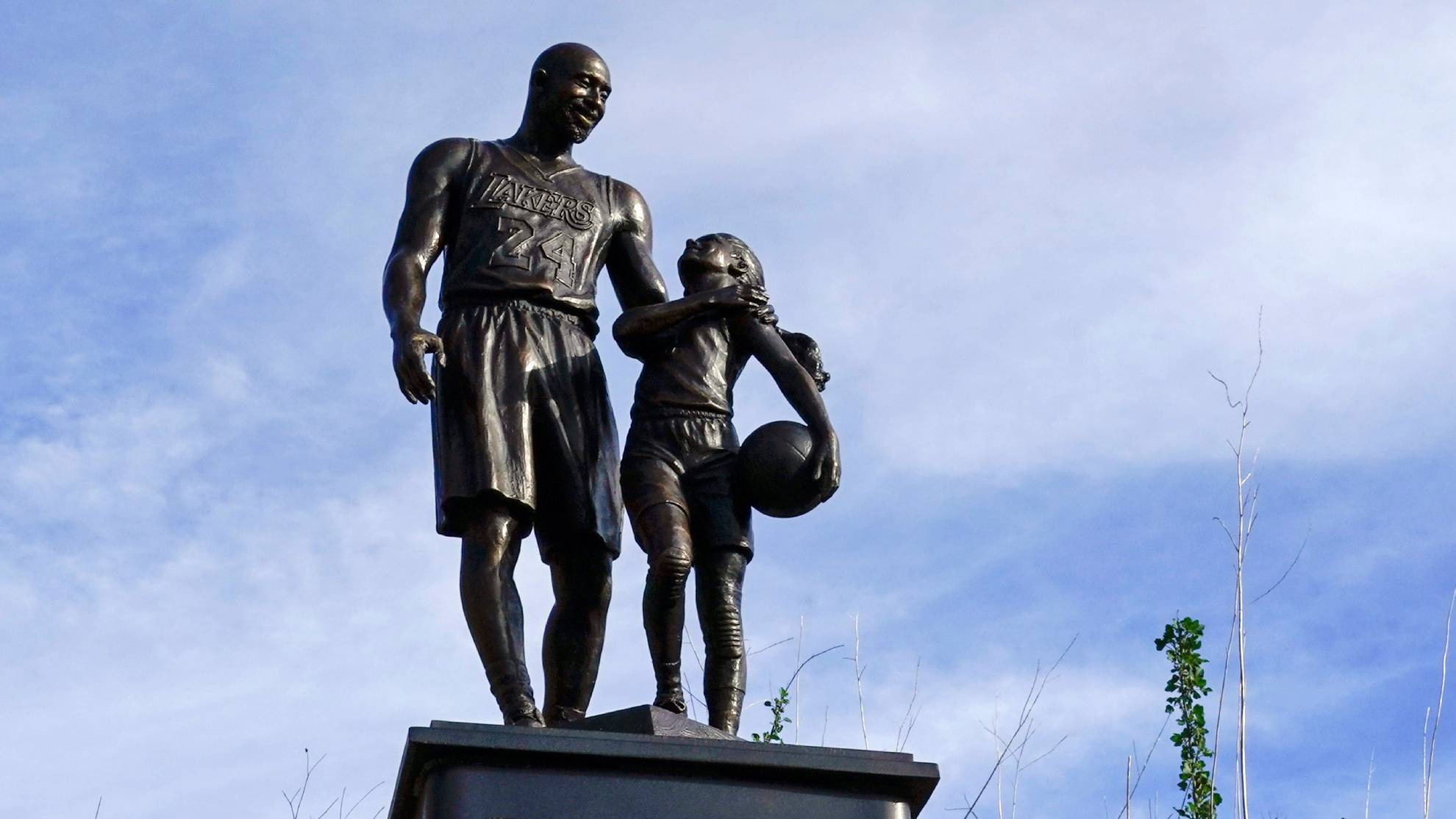 La estatua erigida en honor a Kobe Bryant en el lugar del accidente de helicóptero que le costó la vida