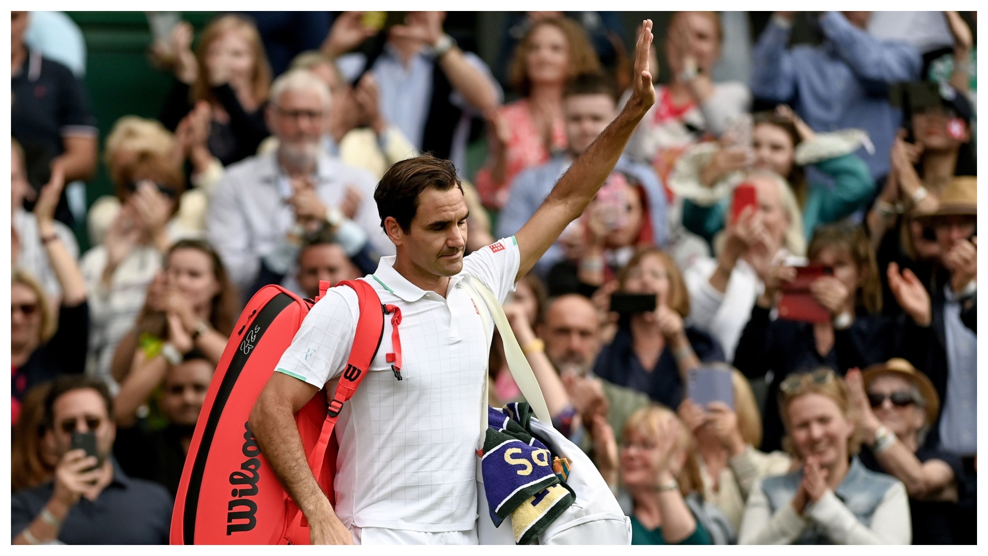 Roger Federer saludo al público tras perder frente a Hubert Hurkacz en los cuartos de final de Wimbledon en 2021.