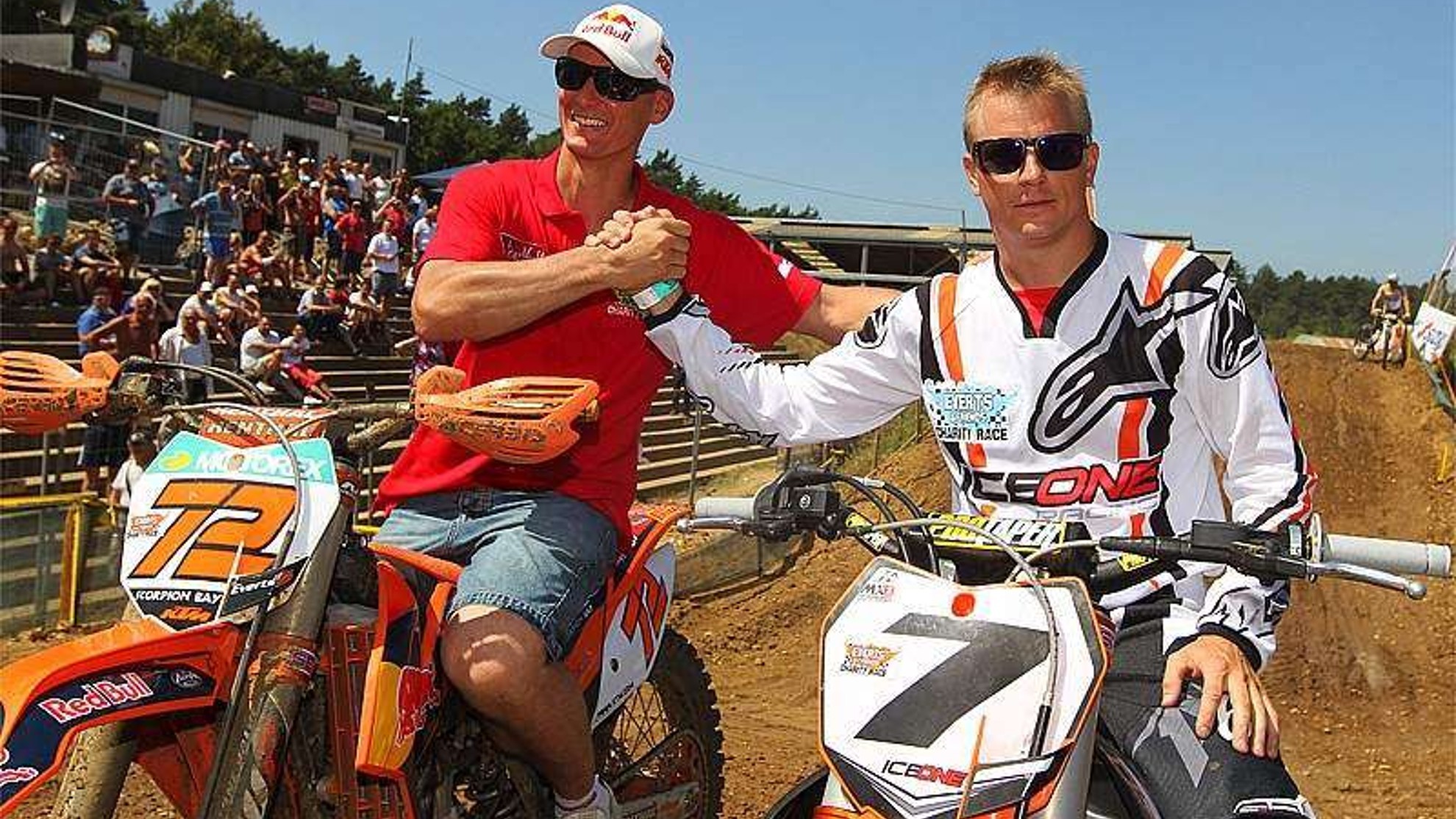 Raikkonen, junto al diez veces campeón del mundo de motocross, Stefan Everts.