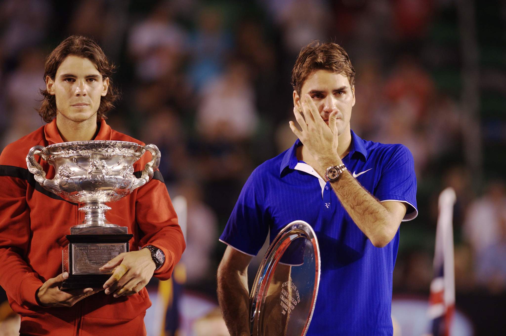 Rafa Nadal junto a un abatido Roger Federer tras la final de 2009.