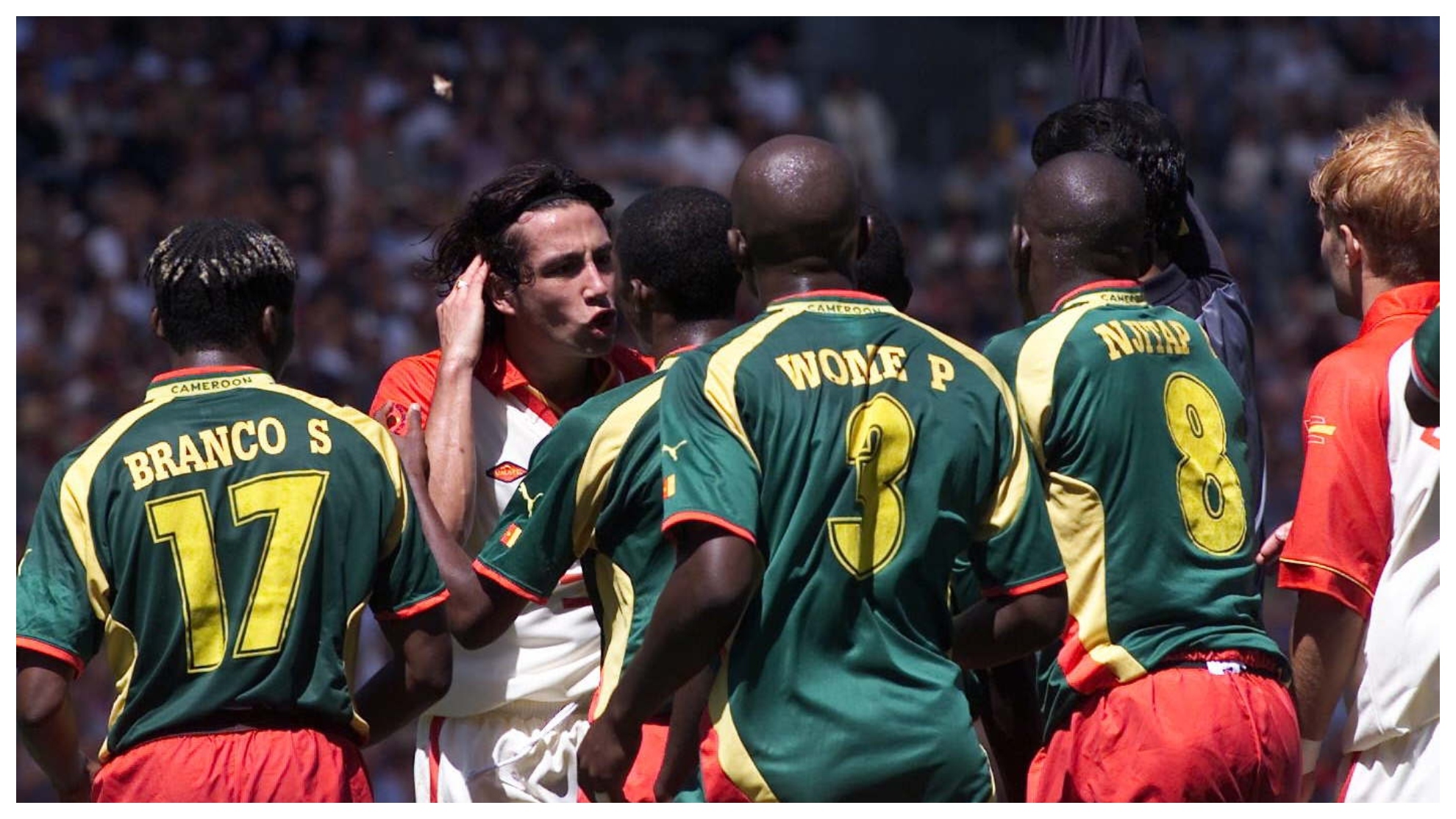 José Mari se encara con varios jugadores de Camerún en los Juegos de Sidney.